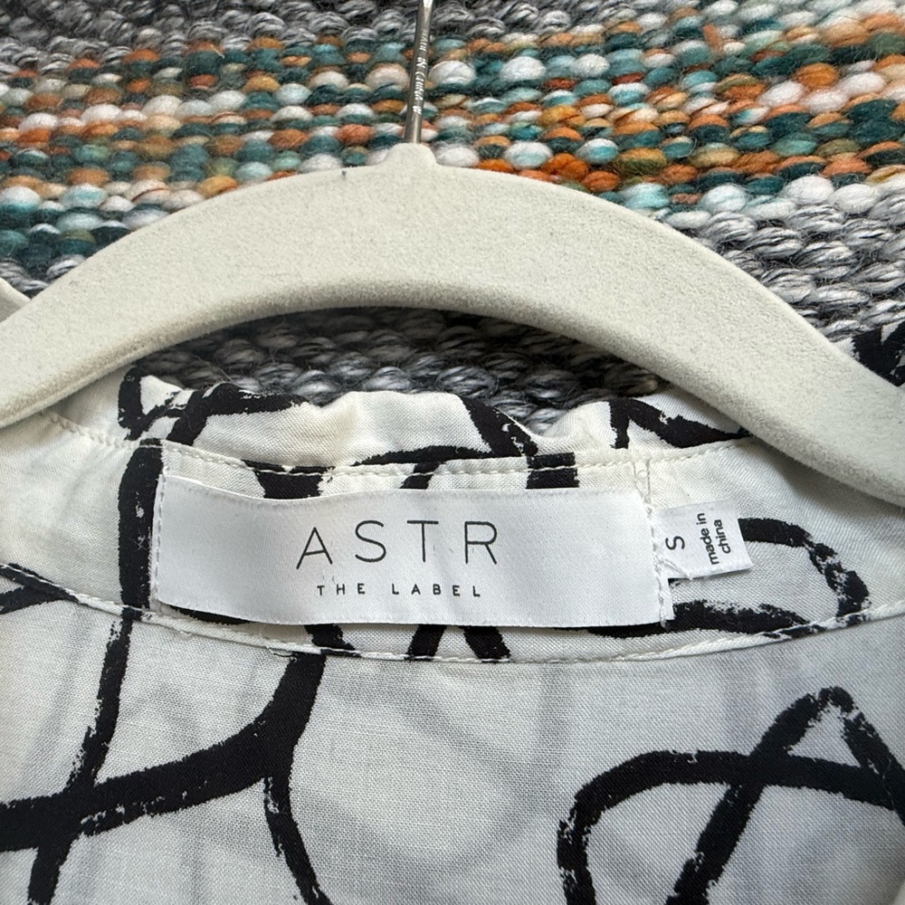 Astr Monochrome Boxy Crop Buttondown - Picture 4 of 4
